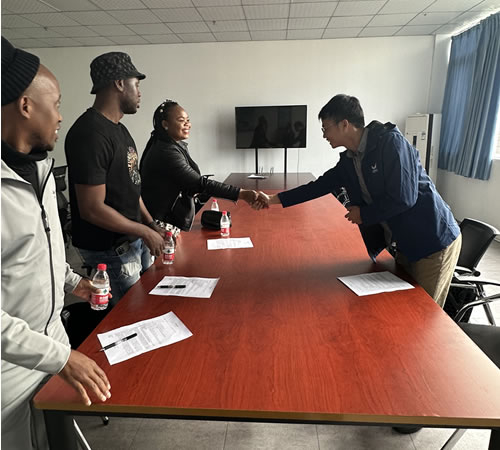 綿陽非洲留學(xué)生團(tuán)參訪我司工廠，共促中外國(guó)際交流與商務(wù)合作新篇章！