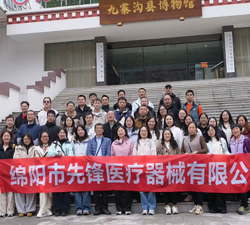 九寨秋深時(shí)，先鋒同行路